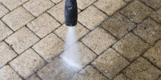 Térkő tisztítás járdán, hatékony szennyeződés eltávolítás professzionális eszközökkel Zalaegerszegen