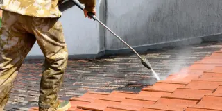 Tetőtisztítás során eltávolított moha és szennyeződés egy cseréptetőről Zalaegerszegen